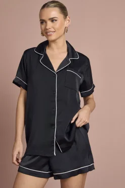 Ensemble Pyjama de Mariée 'Demoiselle d'Honneur' en Satin Brodé avec Chemise à Manches Courtes et Short