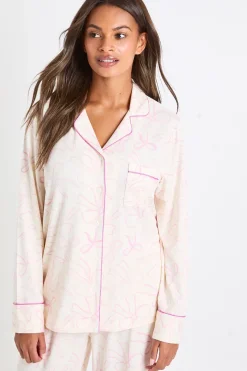 boohoo Ensemble pyjama femme assorti à l'imprimé nœud familial, comprenant une chemise à manches longues ultra douce et un pantalon<Femme Pyjamas