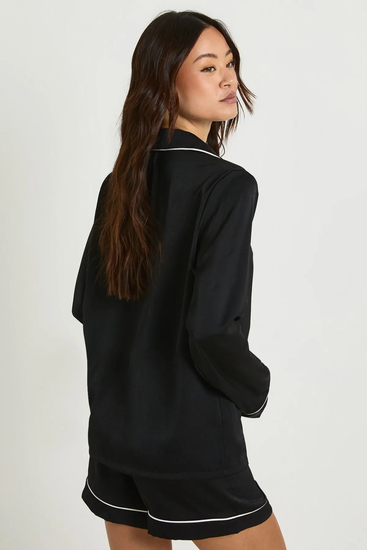 boohoo Ensemble Pyjama Grande Taille Chemise À Manches Longues Et Short En Satin Avec Passepoil<Femme Satin Et Dentelle|Pyjamas