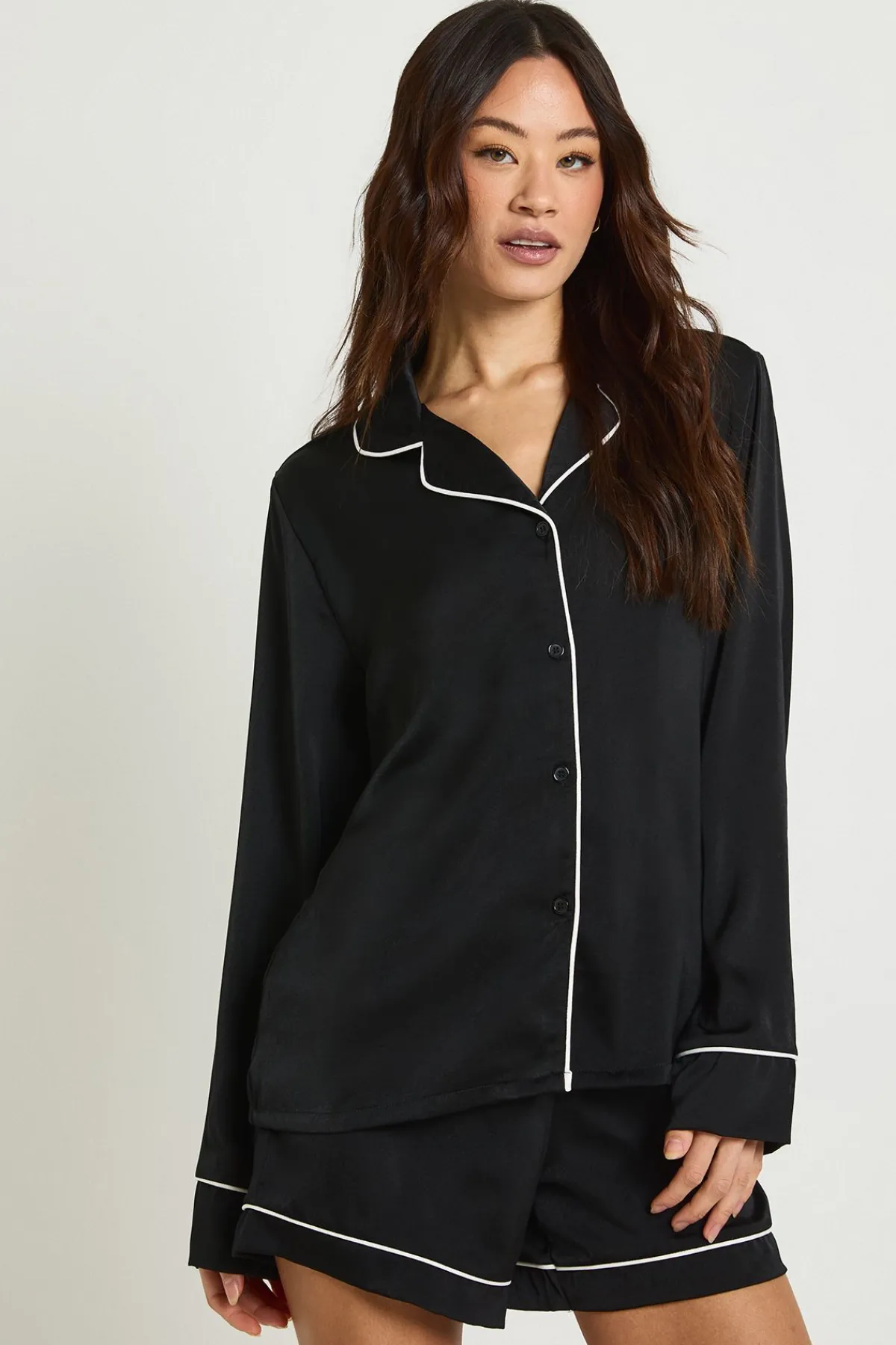 boohoo Ensemble Pyjama Grande Taille Chemise À Manches Longues Et Short En Satin Avec Passepoil<Femme Satin Et Dentelle|Pyjamas