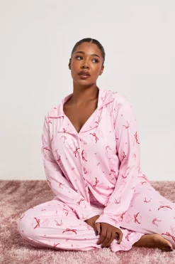 boohoo Ensemble Pyjama Grande Taille Chemise Manches Longues et Pantalon Motif Cocktail avec Nœud<Femme Pyjamas
