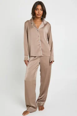 boohoo Ensemble Pyjama Grande Taille Chemise À Manches Longues Et Pantalon En Satin Avec Détails De Passepoil<Femme Satin Et Dentelle|Pyjamas