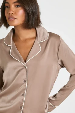 boohoo Ensemble Pyjama Grande Taille Chemise À Manches Longues Et Pantalon En Satin Avec Détails De Passepoil<Femme Satin Et Dentelle|Pyjamas
