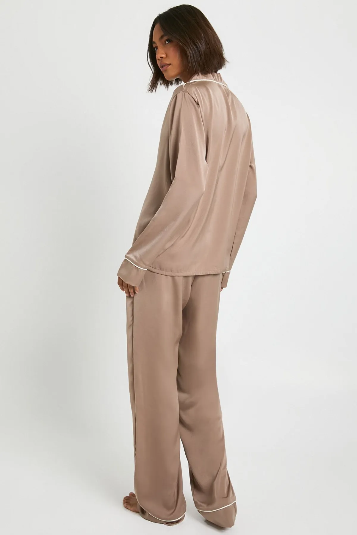 boohoo Ensemble Pyjama Grande Taille Chemise À Manches Longues Et Pantalon En Satin Avec Détails De Passepoil<Femme Satin Et Dentelle|Pyjamas