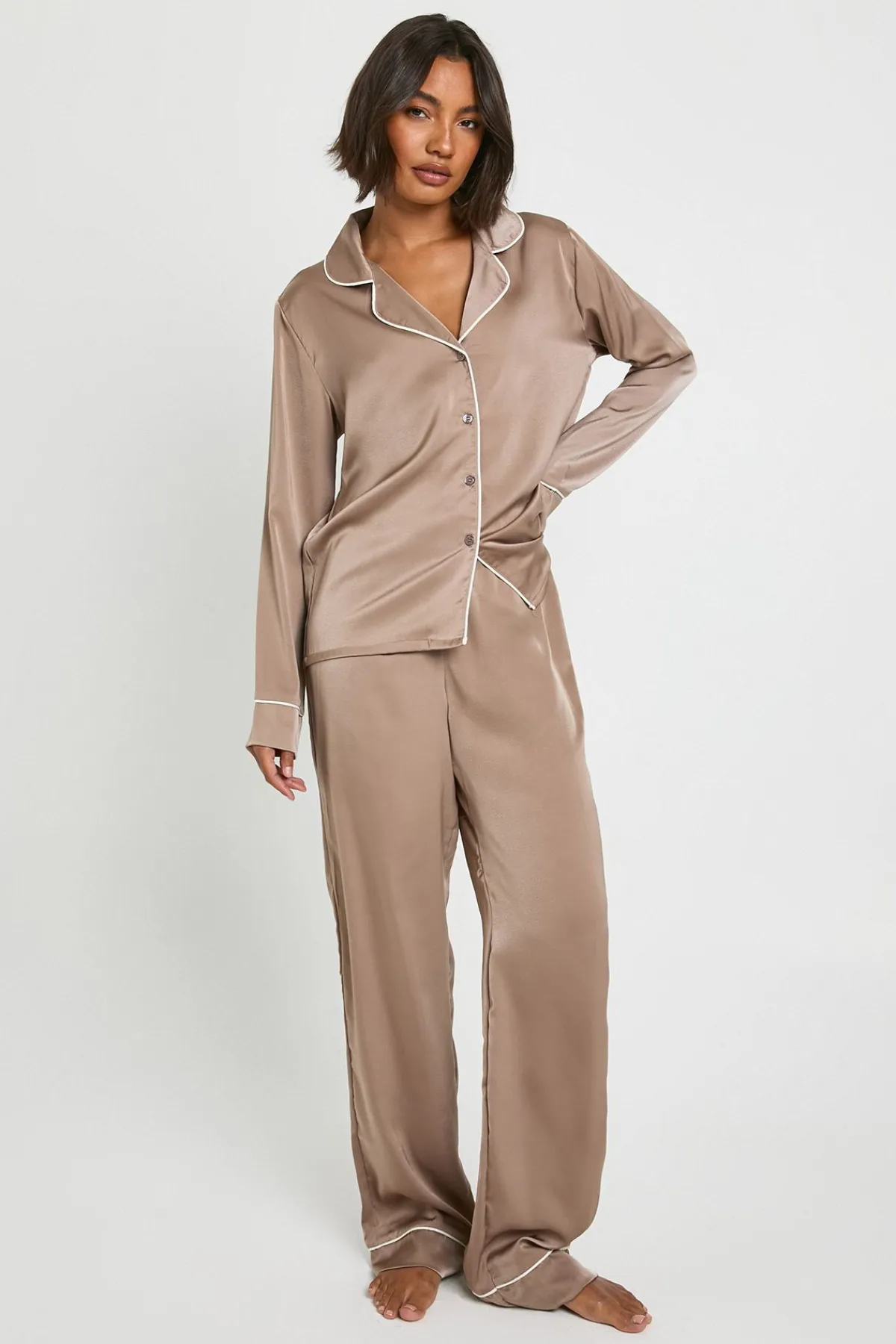 boohoo Ensemble Pyjama Grande Taille Chemise À Manches Longues Et Pantalon En Satin Avec Détails De Passepoil<Femme Satin Et Dentelle|Pyjamas