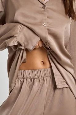 boohoo Ensemble pyjama oversize : Chemise à manches longues en satin & pantalon<Femme Satin Et Dentelle|Pyjamas