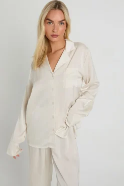 Ensemble pyjama oversize en satin composé d'une chemise à manches longues et d'un pantalon