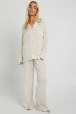 Ensemble pyjama oversize en satin composé d'une chemise à manches longues et d'un pantalon