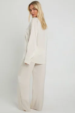 Ensemble pyjama oversize en satin composé d'une chemise à manches longues et d'un pantalon