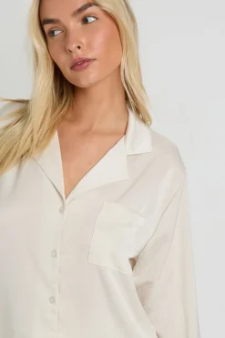 Ensemble pyjama oversize en satin composé d'une chemise à manches longues et d'un pantalon