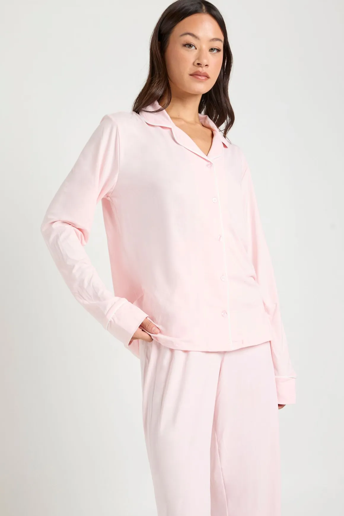 Ensemble pyjama pour grande taille en jersey avec détails de passepoil, composé d'une chemise à manches longues et d'un pantalon