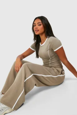 Ensemble à surpiqûres avec t-shirt et jogging droit