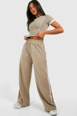 Ensemble à surpiqûres avec t-shirt et jogging droit