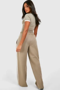 Ensemble à surpiqûres avec t-shirt et jogging droit
