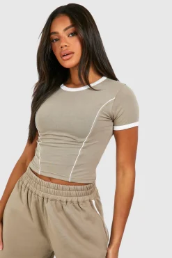Ensemble à surpiqûres avec t-shirt et jogging droit