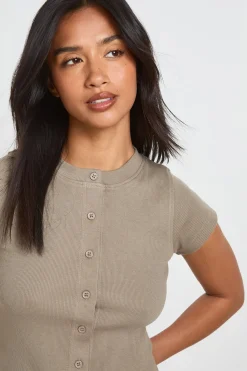 boohoo Ensemble Survêtement Petite Taille Haut Côtelé Boutonné À Manches Courtes Et Short<Femme Survêtements|Survêtements