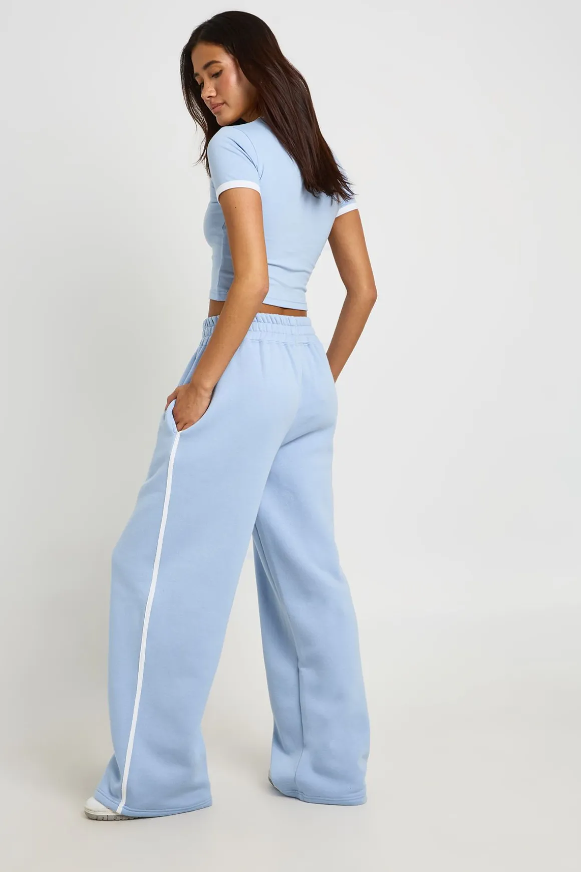 Ensemble T-shirt Court À Passepoil Contrasté Et Jogger Droit À Jambes Larges