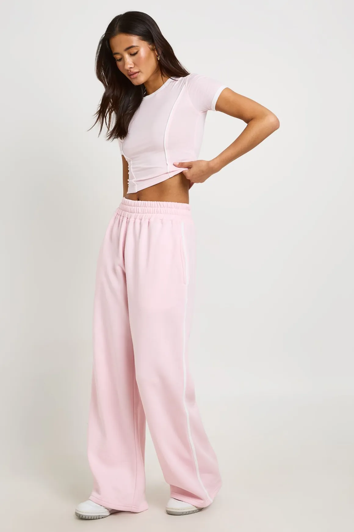 Ensemble T-shirt À Détails Passepoilés Et Jogger Droit