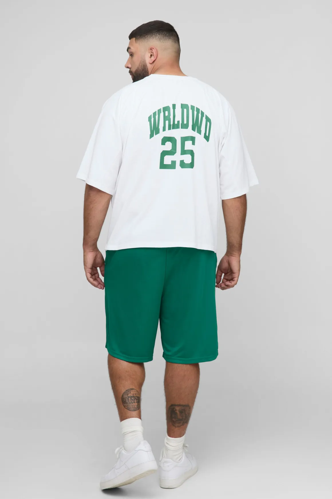 Ensemble T-Shirt Oversize Boxy à Imprimé Panneau Worldwide & Short de Basketball Plus
