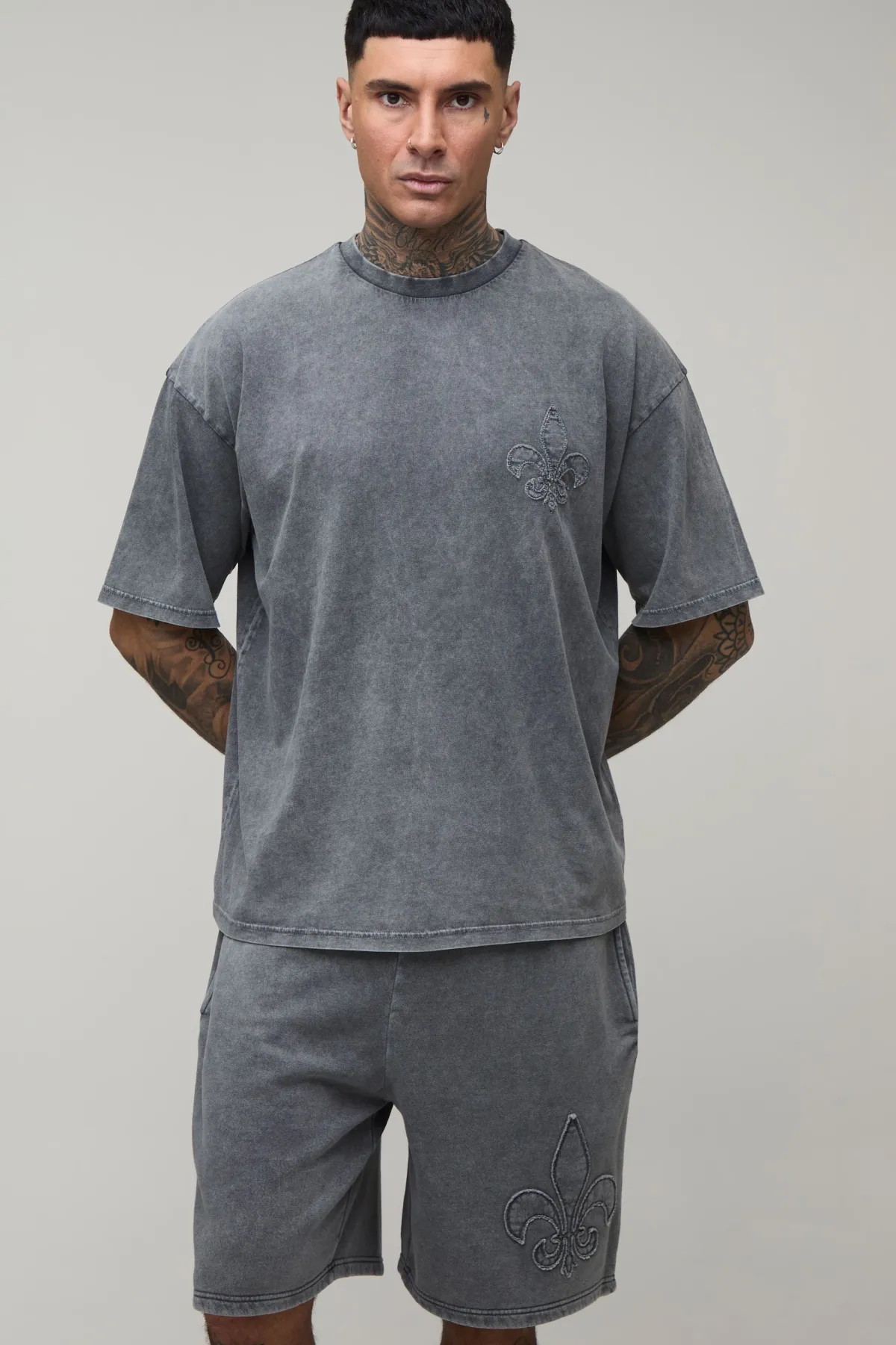 boohooMAN Ensemble T-shirt Oversize Gothique À Appliqué Fleur De Lys Délavé Et Short Ample Pour Grand<Homme Tout Afficher|Survêtements