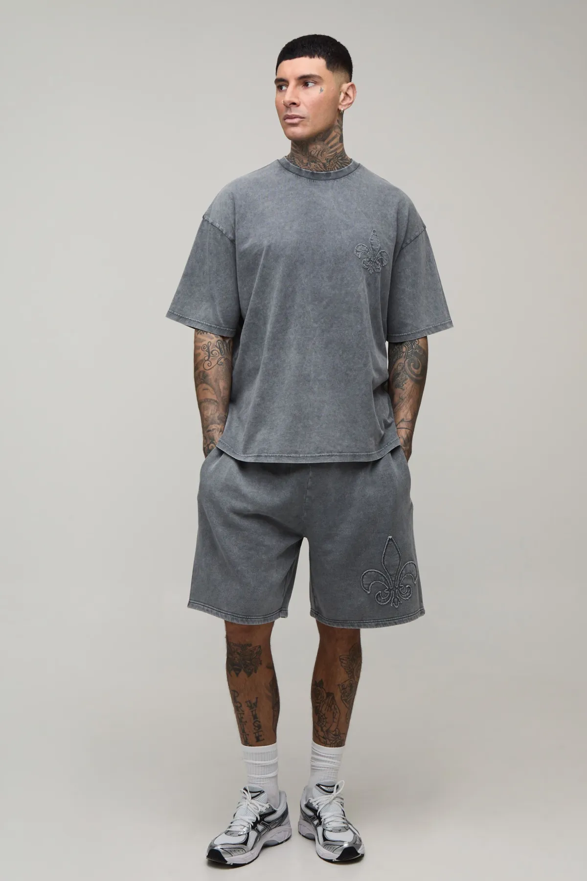 boohooMAN Ensemble T-shirt Oversize Gothique À Appliqué Fleur De Lys Délavé Et Short Ample Pour Grand<Homme Tout Afficher|Survêtements