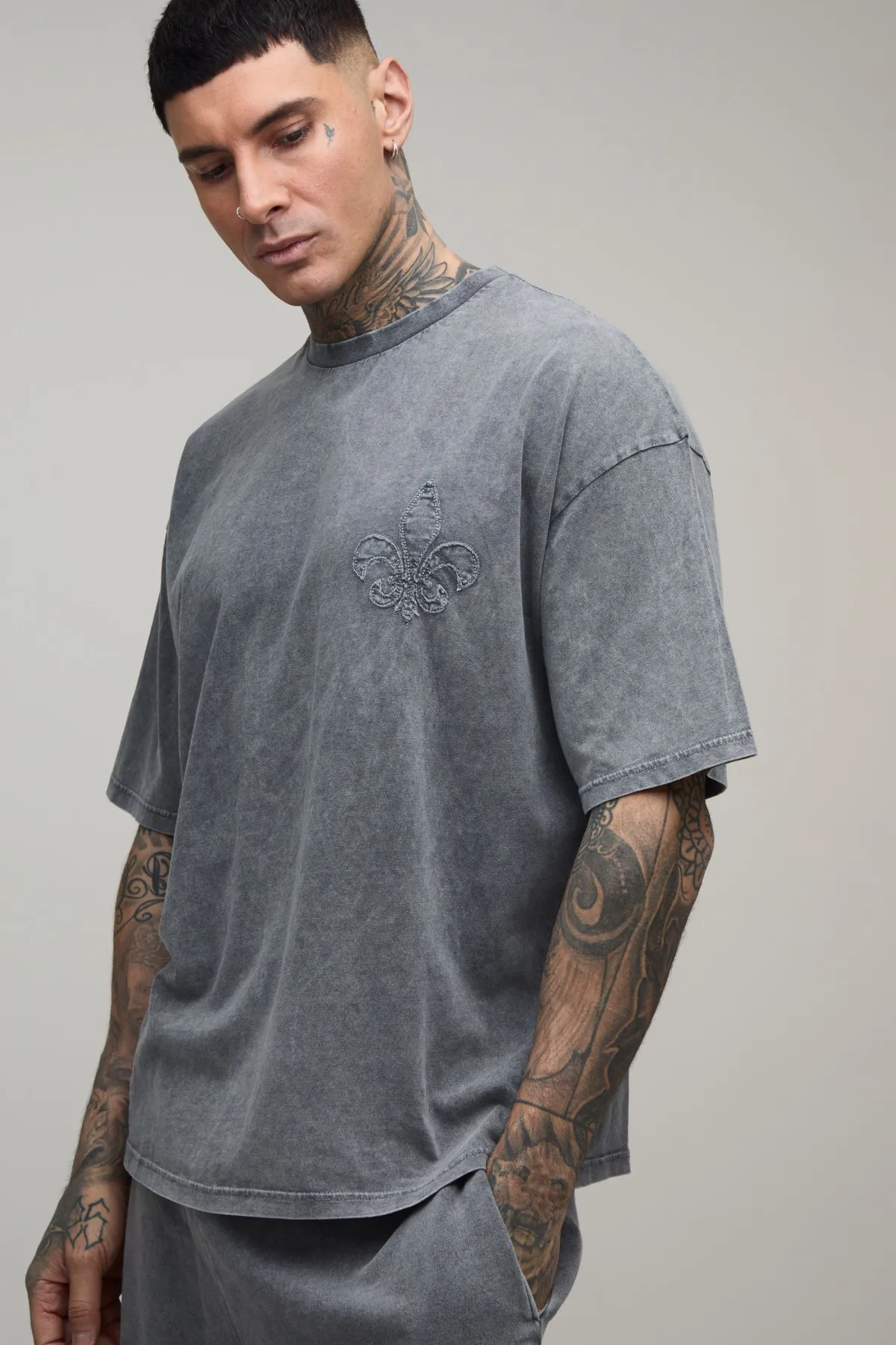 boohooMAN Ensemble T-shirt Oversize Gothique À Appliqué Fleur De Lys Délavé Et Short Ample Pour Grand<Homme Tout Afficher|Survêtements
