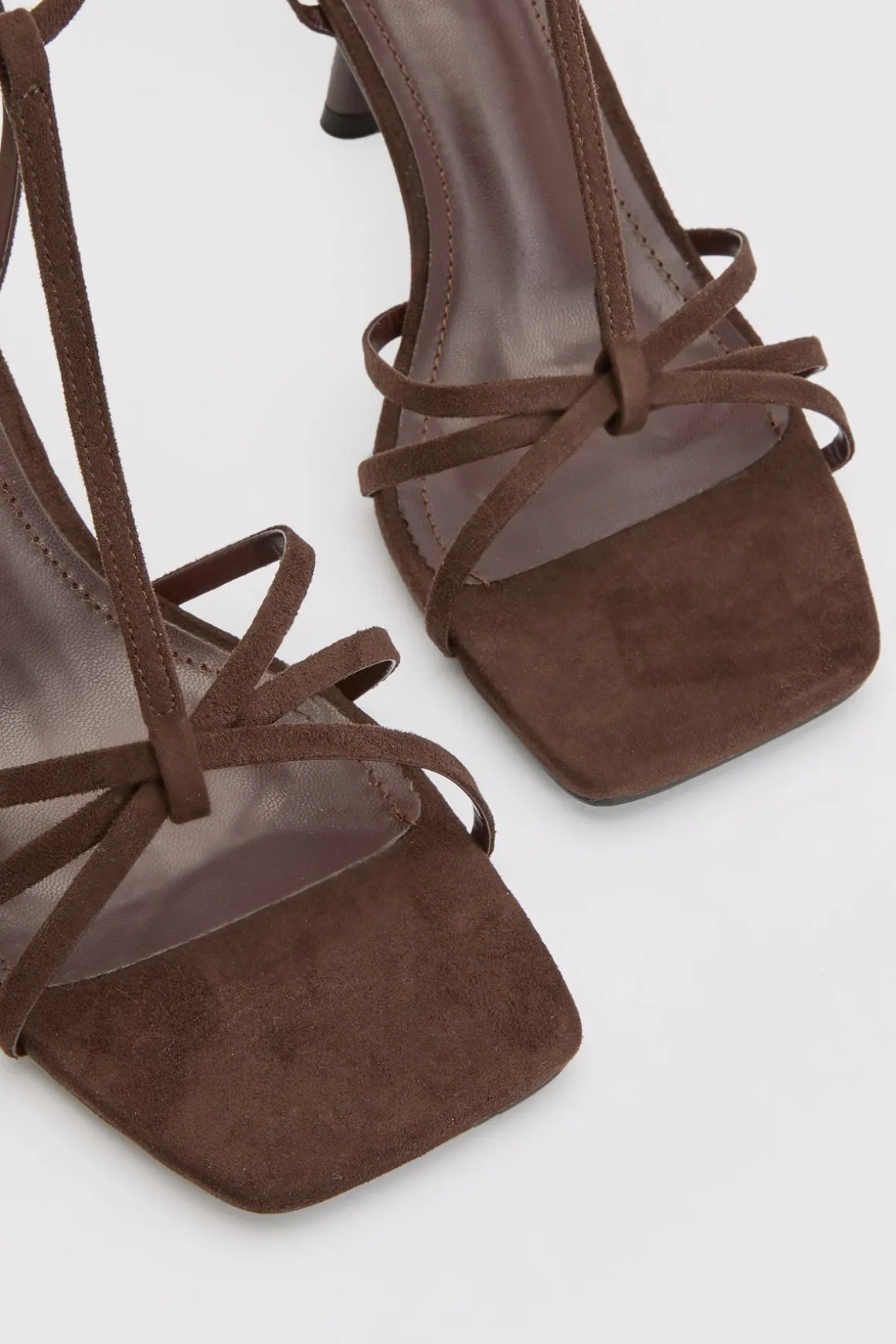 Escarpins À Brides Et Détail Nœud Avec Barre En T En Synthétique Coupe Large