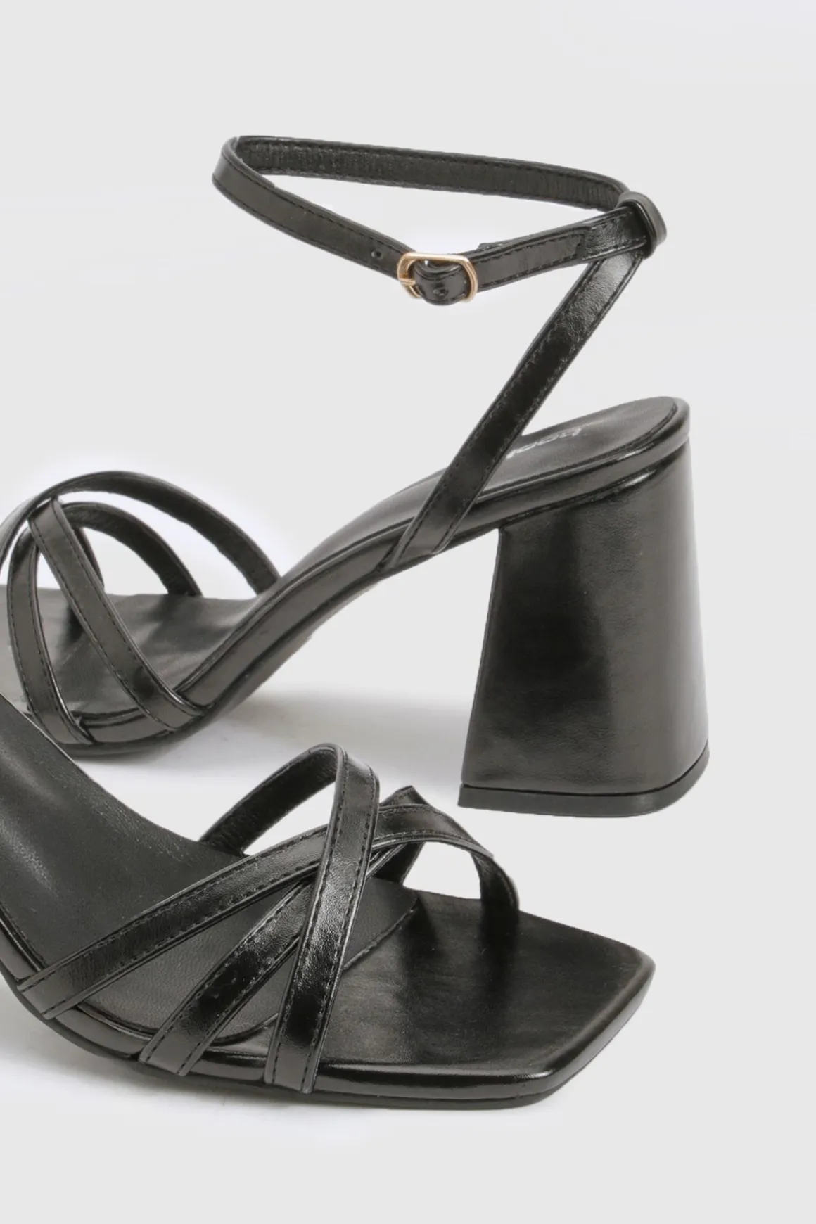 Escarpins à brides et talons carrés bas