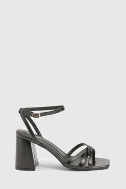 Escarpins à brides et talons carrés bas