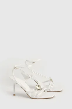 Escarpins À Brides Hauts Avec Détail De Quincaillerie Et Talon Aiguille