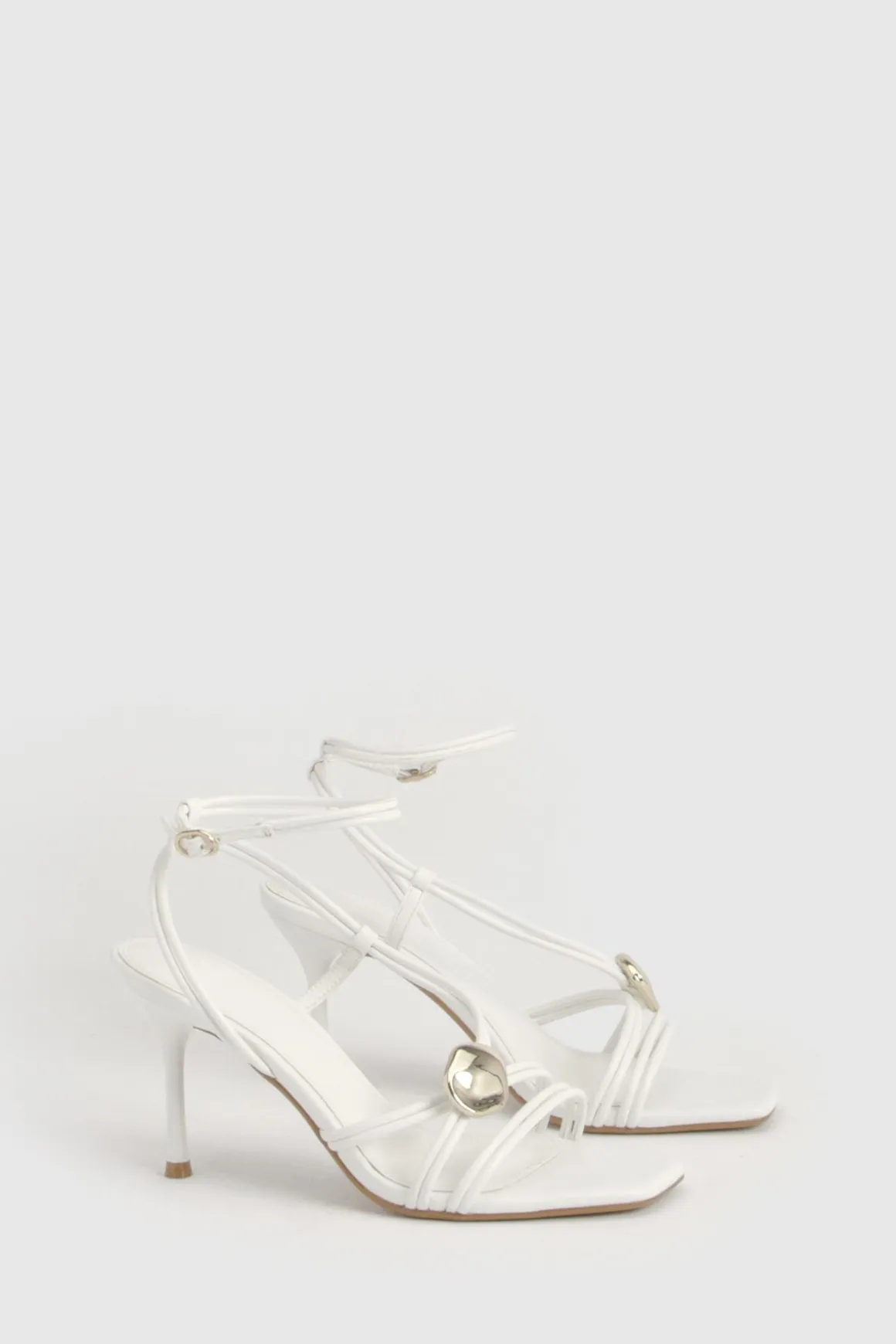 Escarpins À Brides Hauts Avec Détail De Quincaillerie Et Talon Aiguille
