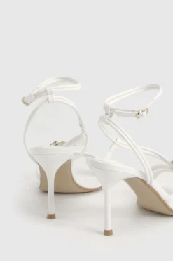 Escarpins À Brides Hauts Avec Détail De Quincaillerie Et Talon Aiguille