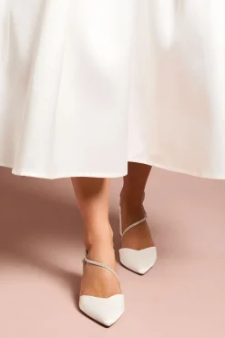 Escarpins de Mariée Deyla Coupe Large en Satin avec Bride Asymétrique Ornée de Strass et Talon Bloc Haut