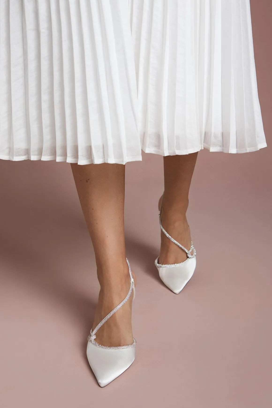 Escarpins de Mariée Kimmie en Satin avec Bride Asymétrique à Strass et Talon Aiguille Haut Bout Pointu