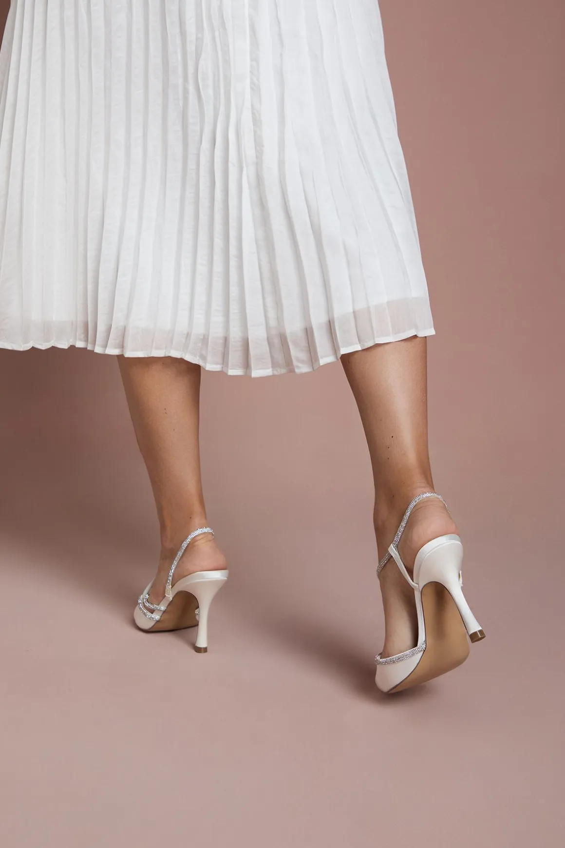 Escarpins de Mariée Kimmie en Satin avec Bride Asymétrique à Strass et Talon Aiguille Haut Bout Pointu