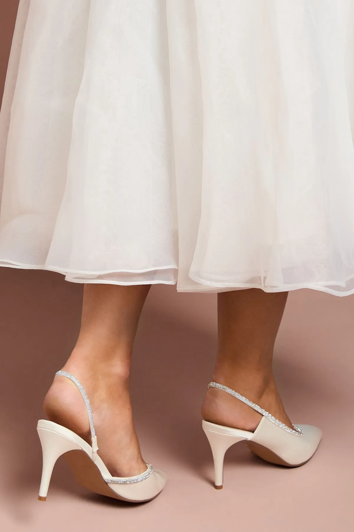 Coast Escarpins de Mariée Sabrina Coupe Large en Satin avec Ornements Strass et Bride Arrière à Talon Stiletto< Chaussures À Talons|Satin Et Dentelle