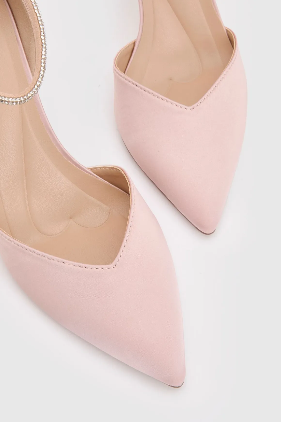 Escarpins Pointus Sicily En Satin Avec Bride Cheville Ornée De Strass Et Semelle Confort