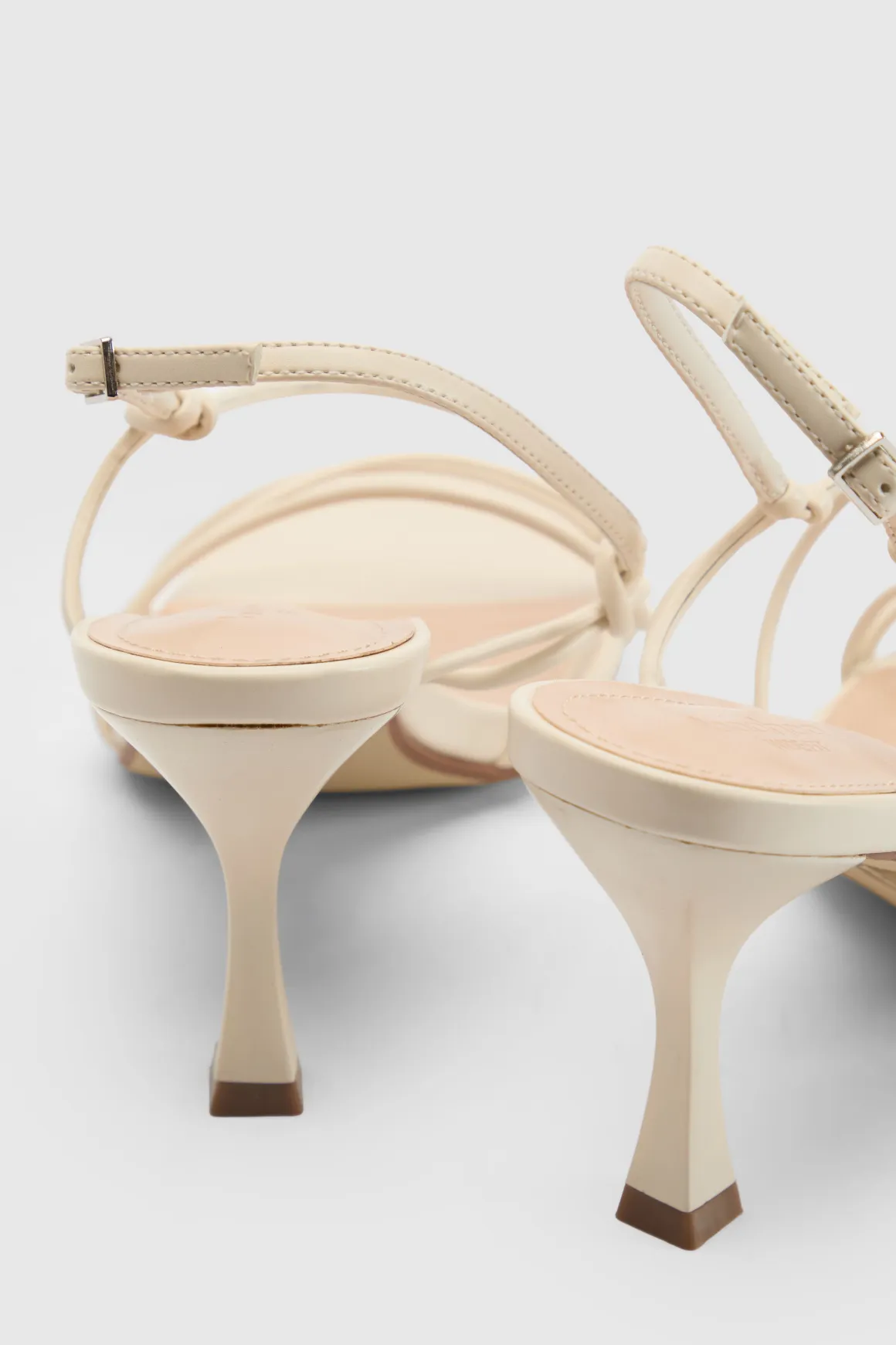 Escarpins Stiletto À Brides Croisées Asymétriques Coupe Large