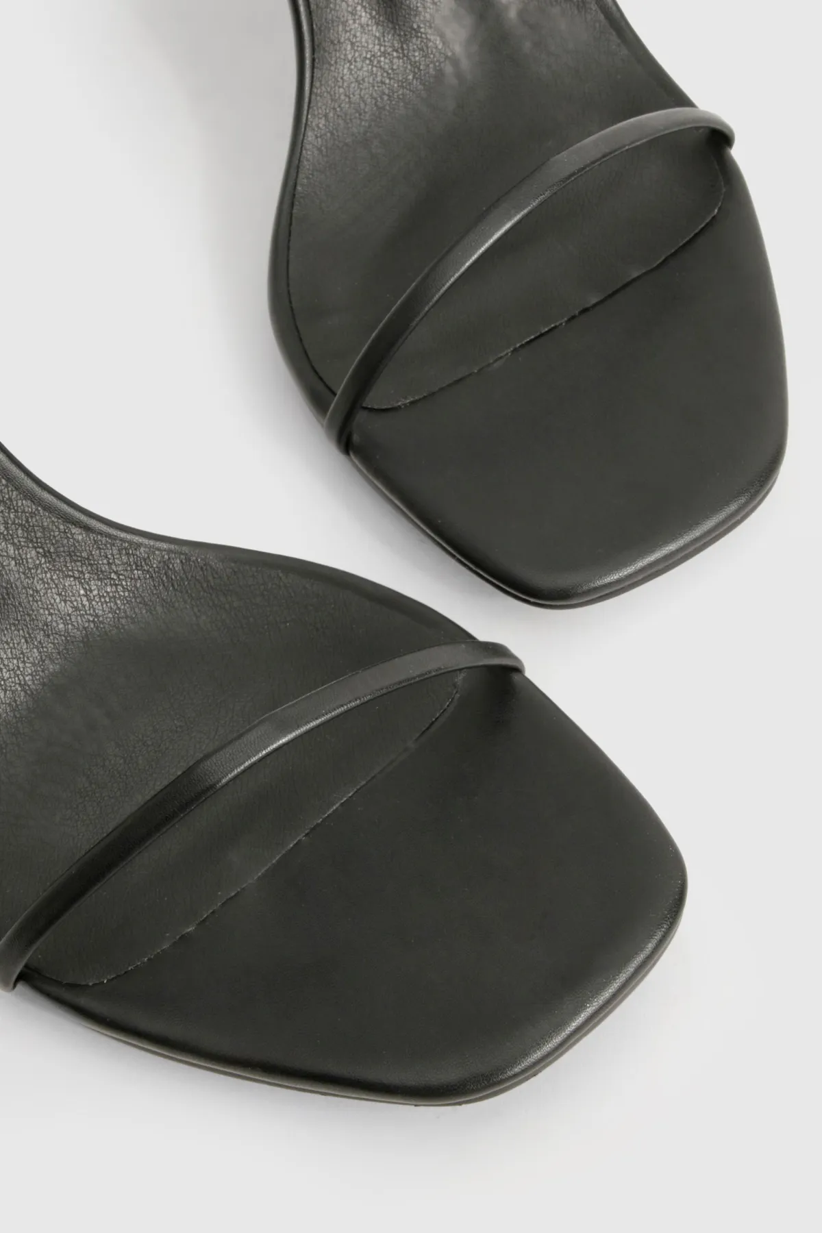 boohoo Escarpins stiletto à maintien large et design discret à talon bas< Chaussures Festives|Chaussures À Talons