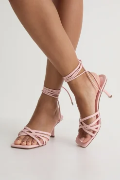 Escarpins À Talons Aiguilles Bas Avec Brides Croisées Et Liens À Nouer