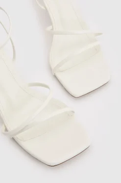 Escarpins À Talons Aiguilles Bas Avec Brides Asymétriques