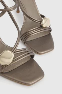 Escarpins À Talons Aiguilles Hauts Avec Brides Et Détails Métalliques