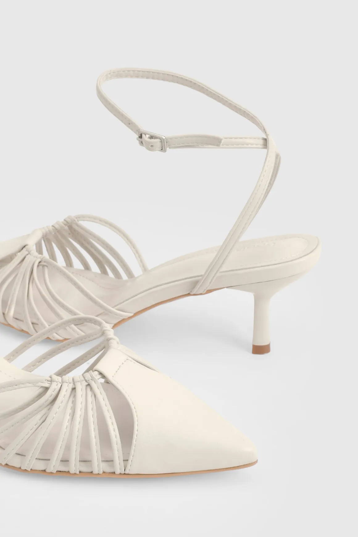 Escarpins À Talons Courts Avec Détails Découpés Et Brides