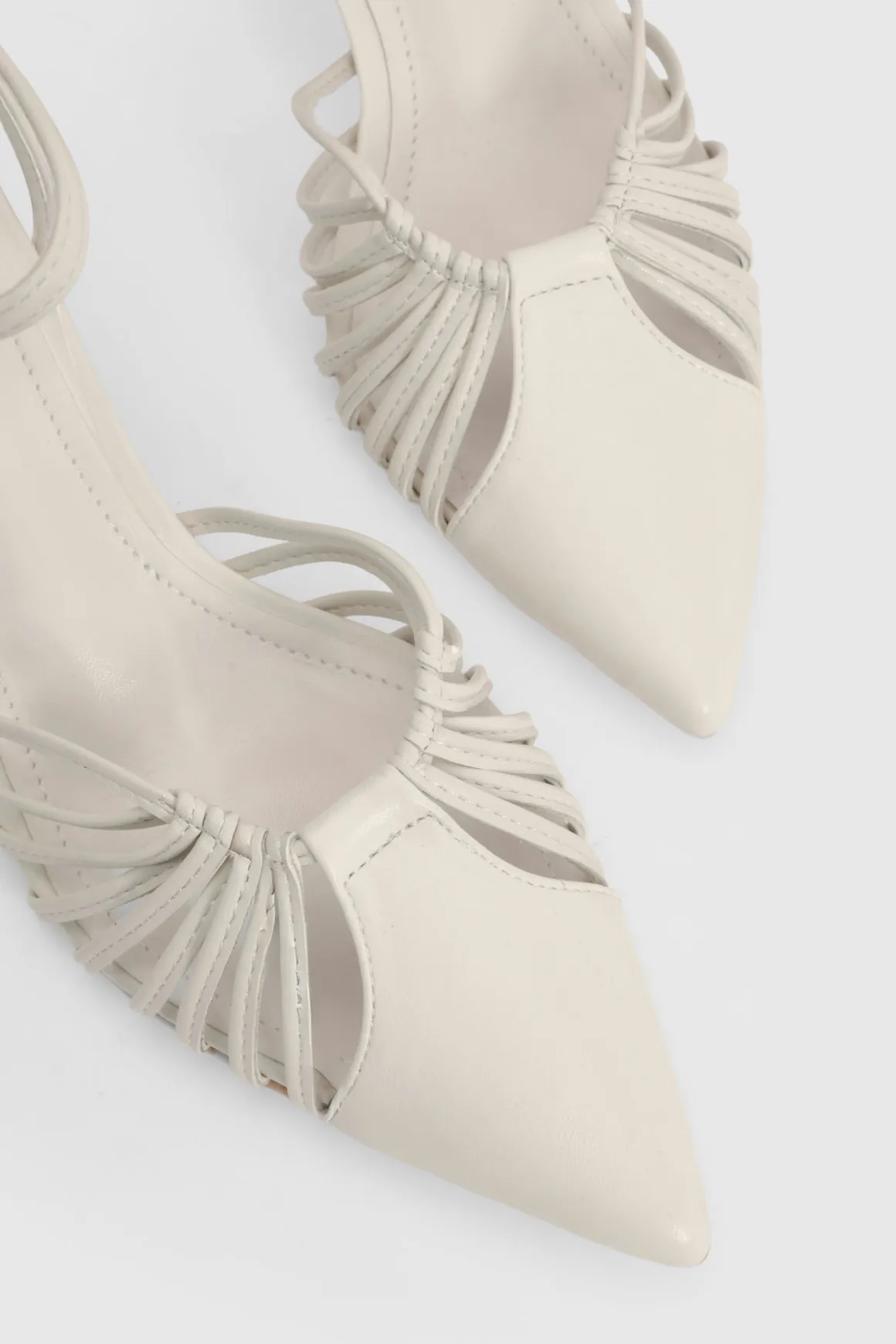 Escarpins À Talons Courts Avec Détails Découpés Et Brides