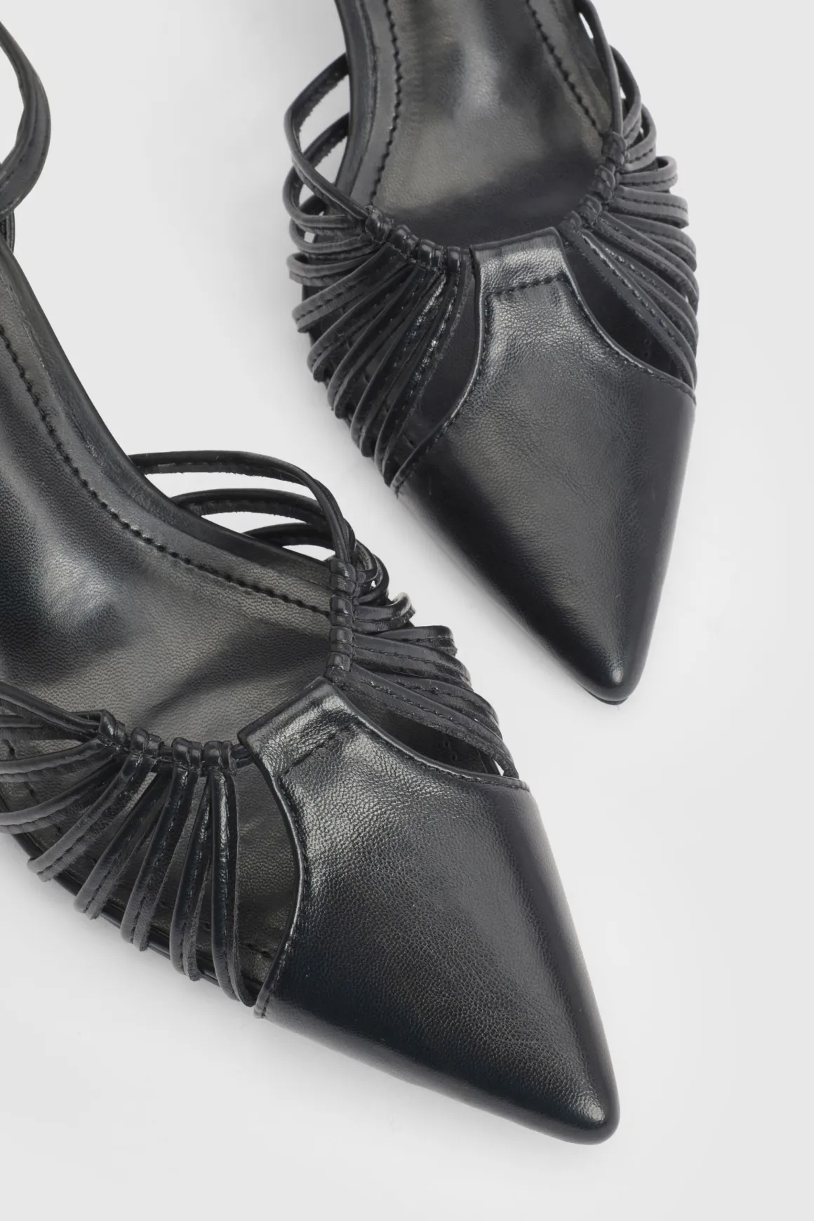 Escarpins À Talons Courts Avec Détails Découpés Et Brides