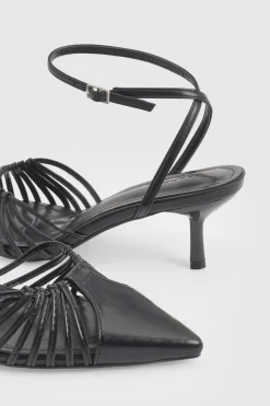 Escarpins À Talons Courts Avec Détails Découpés Et Brides