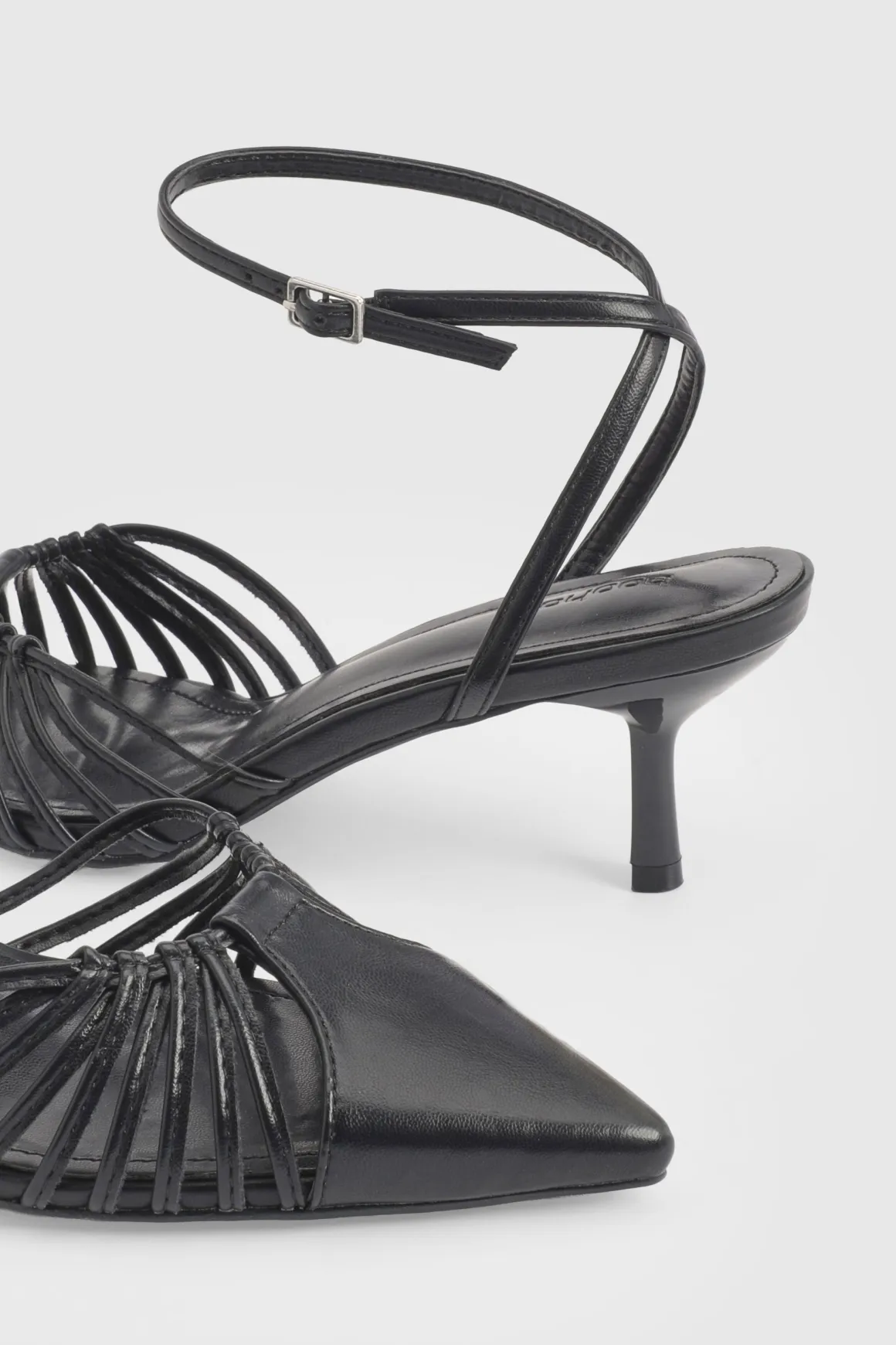 Escarpins À Talons Courts Avec Détails Découpés Et Brides