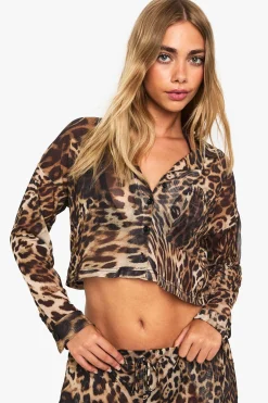 Essentiels de plage : Chemise cropped à manches longues style léopard