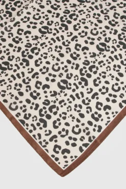Foulard en satin à motif léopard