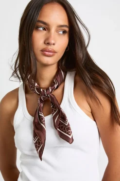 boohoo Foulard satiné à motif cachemire< Looks Chocolat|Satin Et Dentelle